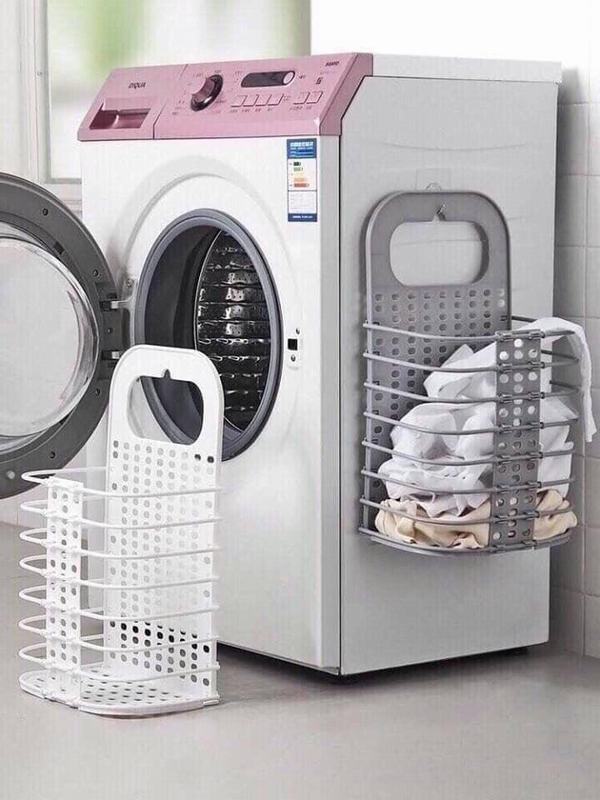 giỏ đựng quần áo cạnh máy giặt
